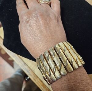 Vintage Gold-plated Embossed Metal Alloy Stretch Bracelet